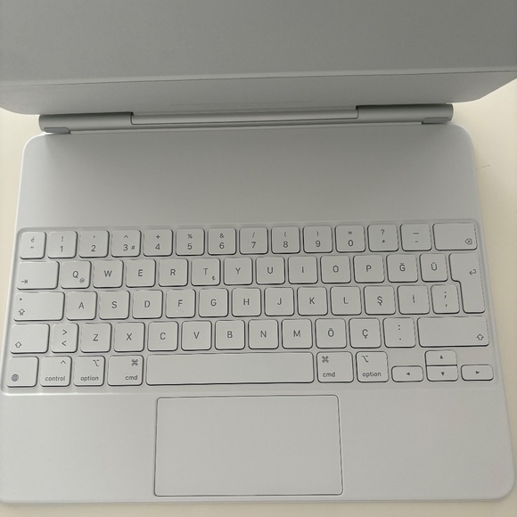 2 X APPLE Magic Keyboard for iPad 11'" and 13" - Picture 7 of 8